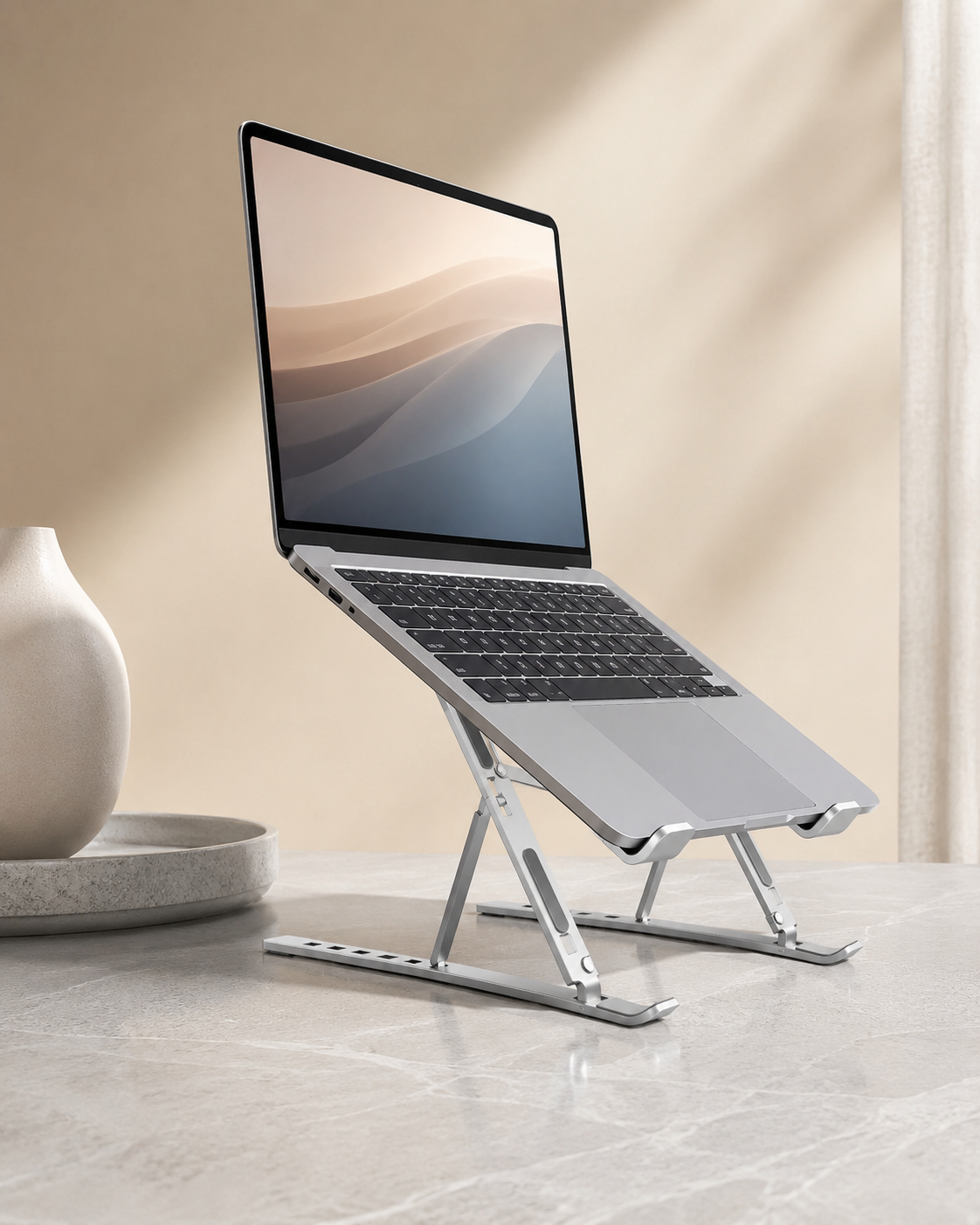 Soporte para portátil ErgoStruct de aluminio elevando un portátil a la altura de los ojos