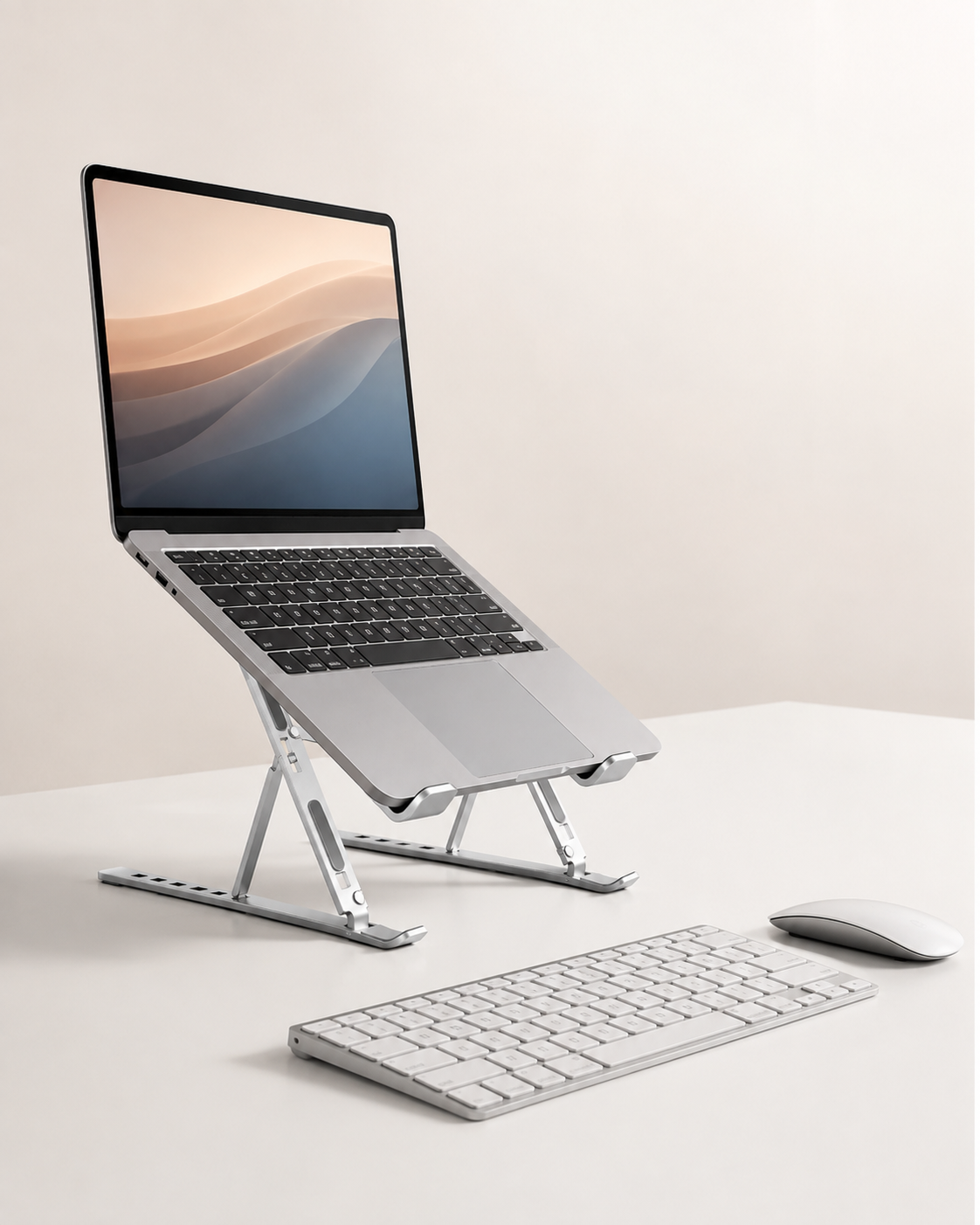 Soporte para portátil ErgoStruct con teclado y ratón externos en un escritorio despejado