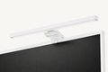 Barra de luz ErgoStruct en acabado blanco montada sobre el borde superior de un monitor