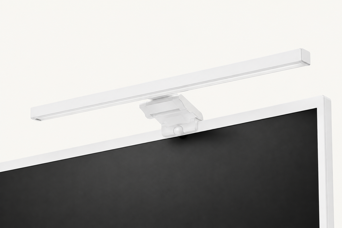 Barra de luz ErgoStruct en acabado blanco montada sobre el borde superior de un monitor